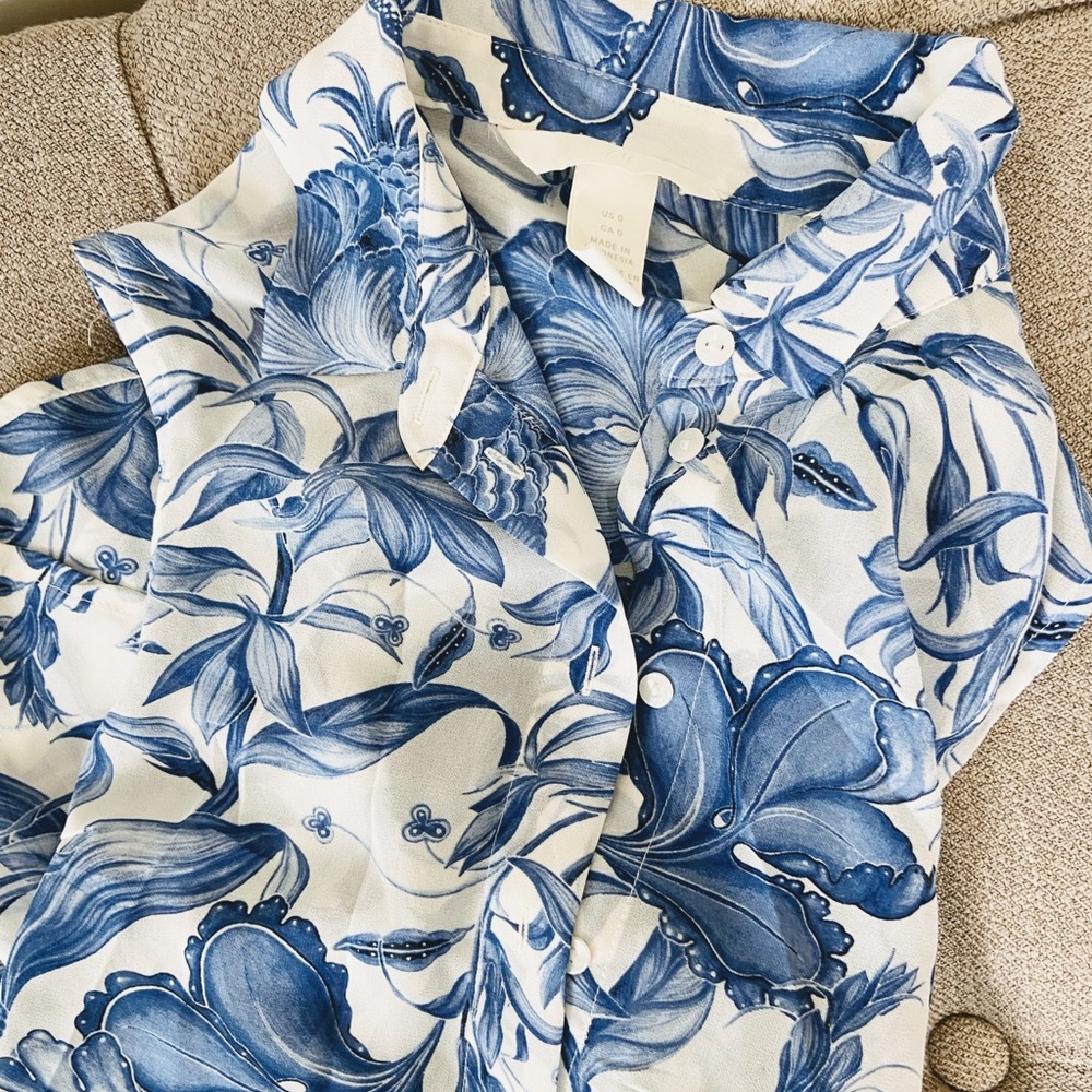 Floral sleeveless button down - Picture 4 of 4